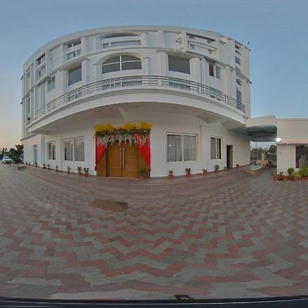 Tathastu Hotels & Banquet Hall Pipra Dewās Exterior foto